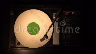 乙烯基唱片播放器。 从旧转盘4k顶部观看歌曲。