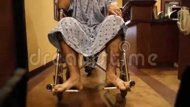 病人被推在轮椅上