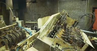 金属成形过程中的重型机械