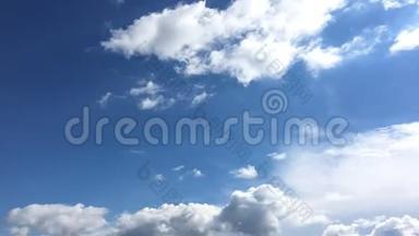 白云在蓝天上的烈日下消失了.. 延时运动云蓝天背景.. 蓝天。 云。