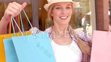 快乐的女人在购物狂欢