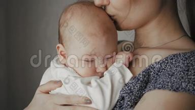年轻的<strong>母亲抱</strong>着她的新生儿熟睡的<strong>孩子</strong>。 家庭