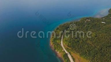 鸟瞰热带岛屿上美丽的海岸线.. 菲律宾Camiguin岛。