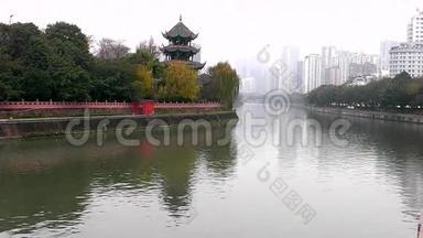 中国公园的雾天。
