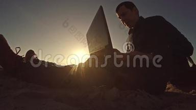 一个商人，自由职业者，在笔记本电脑后面工作，坐在沙滩上，阳光下，自由职业者