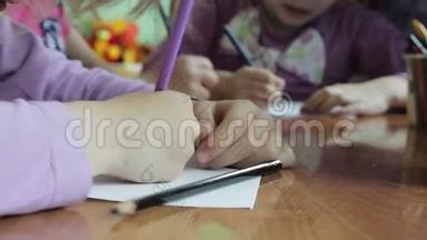 孩子们在幼儿园用纸画画