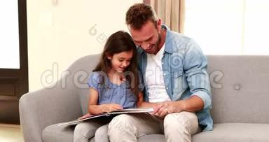 快乐的父女在读一本书