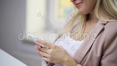 微笑的女人或学生在智能手机上发短信