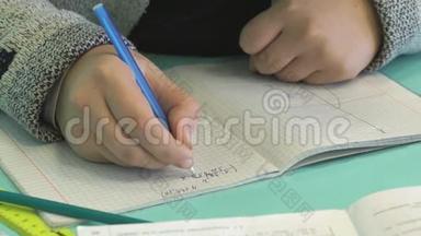 学生在室内的笔记本上写课文