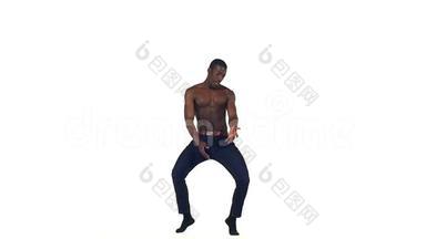 非裔美国男子舞蹈演员跳舞<strong>拉丁舞</strong>