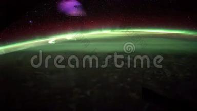 地球和北极光来自国际空间站。 这段视频的元素由美国宇航局提供。