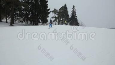 滑雪者和滑雪板滑雪下山