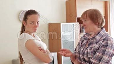 母亲和成年女儿在家吵架