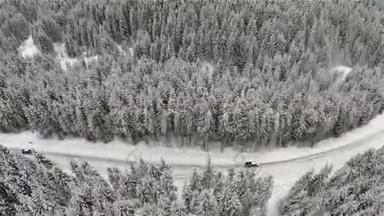 喀尔巴阡山乡村白雪<strong>覆盖道路</strong>的空中拍摄
