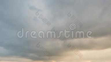 在唐山草原上一望无际的绿色草地上，云层的形成和移动