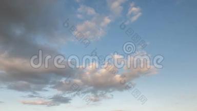 在唐山草原上一望无际的绿色草地上，云层的形成和移动