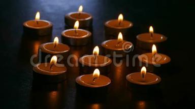 浪漫的夜晚点燃蜡烛，芬芳的蜡烛，静物的火焰