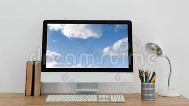 电脑显示器上的蓝天和云彩