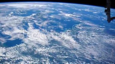 从国际<strong>空间站</strong>上看到地球。 夜间对行星地球的空间探索。 这段视频的元素由美国宇航局提供。