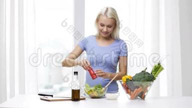 微笑的女人在家做蔬菜沙拉