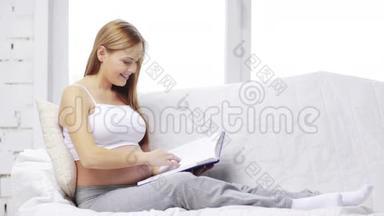 孕妇在家看书