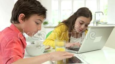 提供数字平板和笔记本电脑的儿童早餐