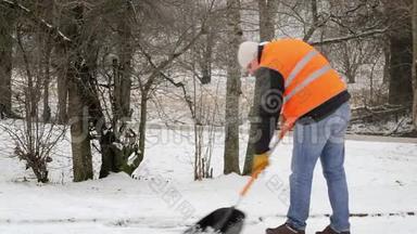 冬天在人行道上铲雪的工人