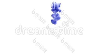 蓝色墨水在白色背景上注入水。 <strong>三维</strong>动画与卢马哑光作为阿尔法<strong>通道</strong>在缓慢运动。 使用墨水