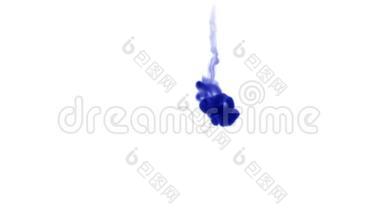 蓝色墨水在白色背景上注入水。 三维动画与卢马哑光作为阿尔法通道在缓慢运动。 使用墨水