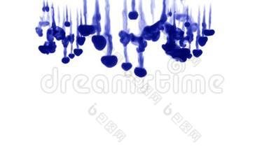 蓝色墨水在白色背景上注入水。 三维动画与卢马哑光作为阿尔法通道在缓慢运动。 使用墨水