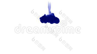 <strong>蓝色</strong>墨水在白色背景上注入水。 三维动画与卢马哑光作为阿尔法<strong>通道</strong>在缓慢运动。 使用墨水