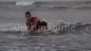 女演员在水中跳<strong>杂技表演</strong>