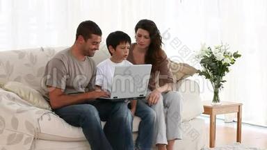 一家人在玩电脑游戏