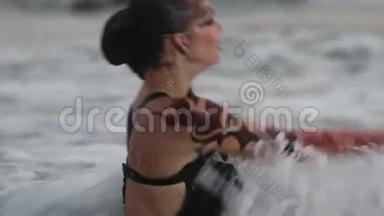 女演员在水中跳杂技表演