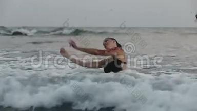 女演员在水中跳<strong>杂技表演</strong>