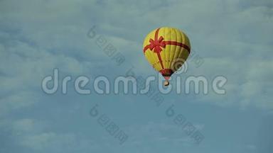 在蓝天上飞行的热气球