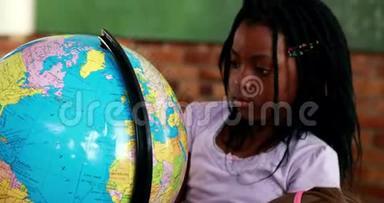 可爱<strong>的学生在教室里</strong>看着地球