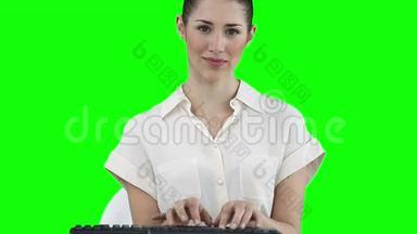 女商人在键盘上打字