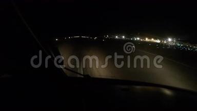 飞机夜间在机场降落.. 从驾驶舱看到的景色