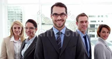 微笑的商业团队摆姿势拍照