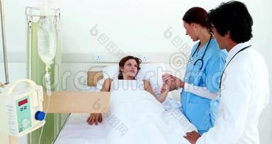 医生和护士检查卧床病人