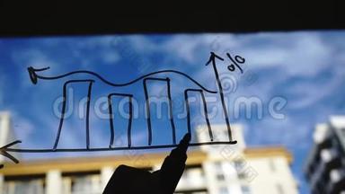 <strong>生活</strong>方式：美丽的年轻女子用蓝色的天空在玻璃上绘制<strong>数学</strong>商业图，背景是摩天大楼