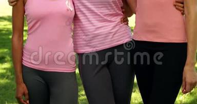 在公园里，穿着<strong>粉色</strong>衣服的女士<strong>微</strong>笑，以提高对乳腺癌的认识