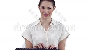 女商人在键盘上打字时看相机