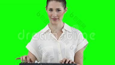 女人在键盘上打字时看着摄像机
