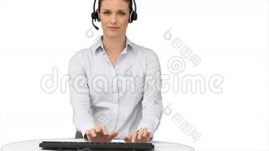 坐在<strong>键盘</strong>上工作的女人