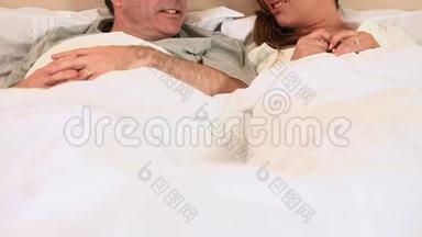 微笑的夫妻聊天，躺在床上