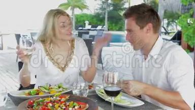 情侣在户外餐厅享用美食