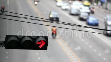 城市街道上的红绿灯和移动汽车