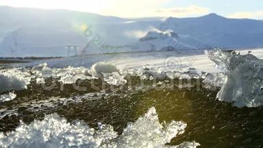 冰岛冰川泻湖Jokulsarlon融化的冰块